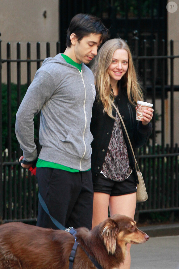 Amanda Seyfried et Justin Long rse promenant à New York le 20 septembre 2013