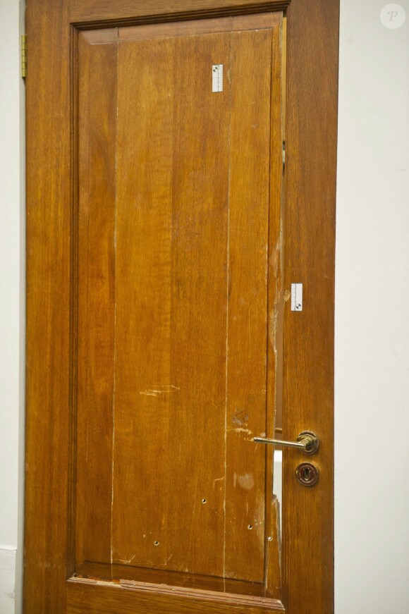 La porte des toilettes à travers laquelle Oscar Pistorius a abattu sa compagne Reeva Steenkamp, le 14 février 2014