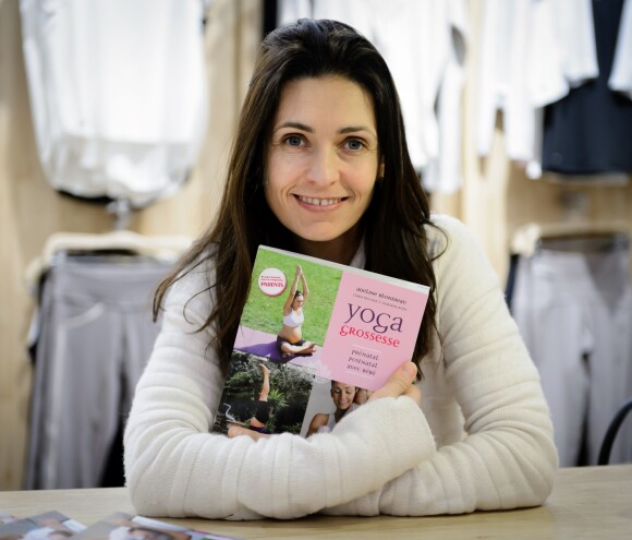 Exclusif - La belle Adeline Blondieau dédicace son livre "Yoga grossesse" à l'atelier Lole à Paris le 6 février 2014.