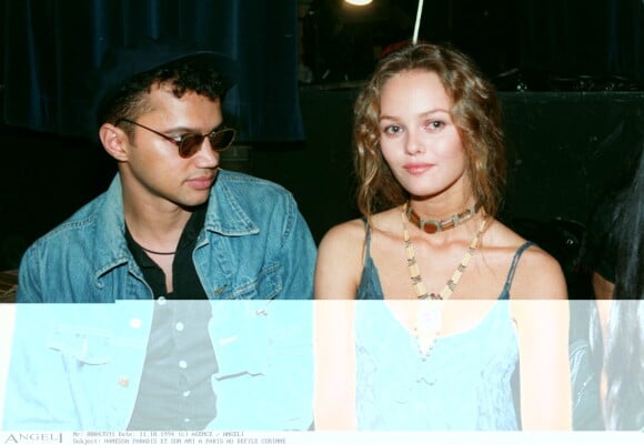 Vanessa Paradis et un ami lors du défilé Corinne Cobson à Paris le 11 octobre 1994