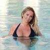 Jennifer Ellison en pleine baignade dans la piscine de à l'Abama Golf & Spa Resort, à Guia de Isora. Ténérife, le 18 mars 2014.