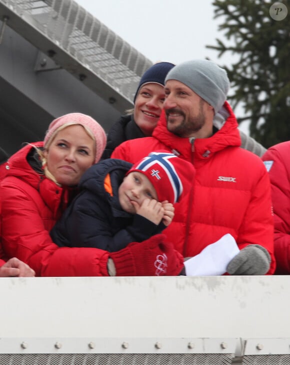 Le prince Haakon et la princesse Mette-Marit de Norvège avec leur fils le prince Sverre Magnus à Holmenkollen le 9 mars 2014 pour la Coupe du monde de saut à ski.