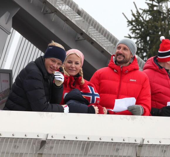 Le prince Haakon et la princesse Mette-Marit de Norvège avec leur fils Marius à Holmenkollen le 9 mars 2014 pour la Coupe du monde de saut à ski.