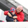 La princesse Mette-Marit de Norvège veille à ce que son fils le prince Sverre Magnus soit bien couvert, à Holmenkollen le 9 mars 2014 pour la Coupe du monde de saut à ski.