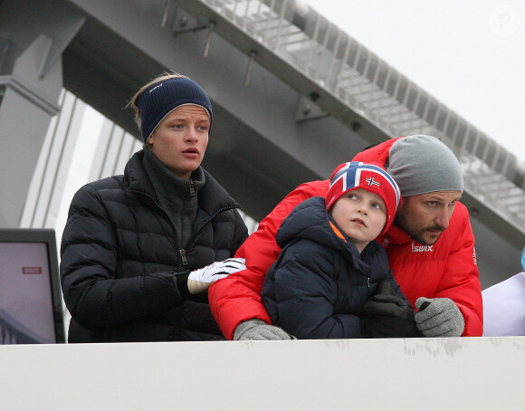 Le prince Haakon de Norvège avec son beau-fils Marius et son fils le prince Sverre Magnus à Holmenkollen le 9 mars 2014 pour la Coupe du monde de saut à ski.