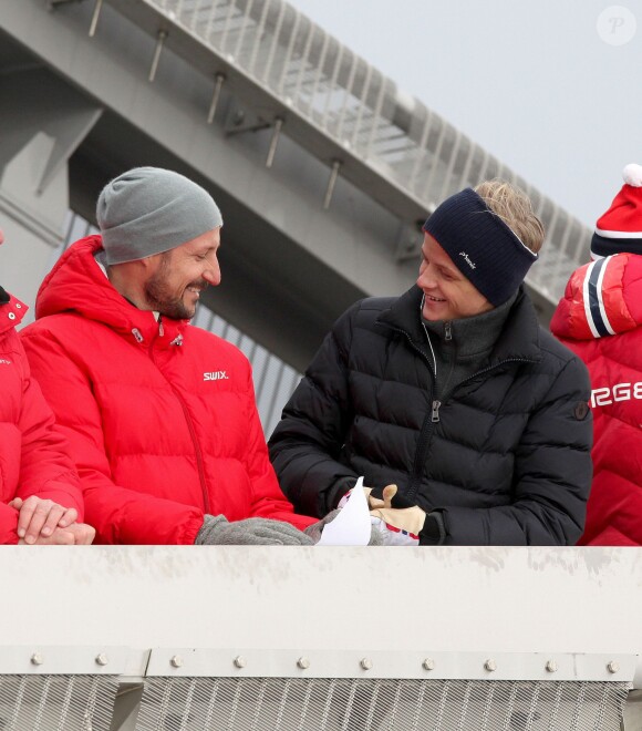 Le prince Haakon de Norvège avec son beau-fils Marius Borg Hoiby à Holmenkollen le 9 mars 2014 pour la Coupe du monde de saut à ski.