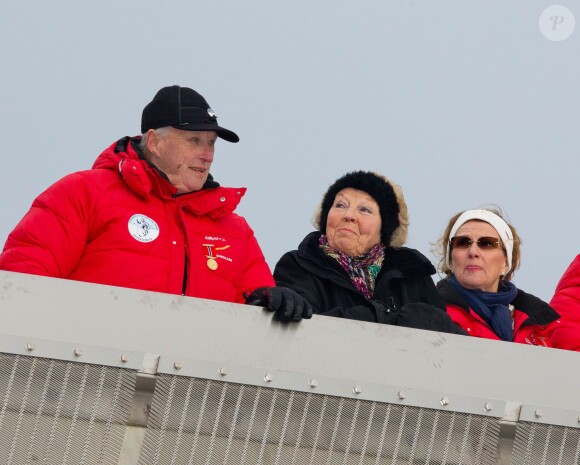 Le roi Harald V de Norvège, la princesse Beatrix des Pays-Bas et la reine Sonja de Norvège à Holmenkollen lors de la Coupe du monde de saut à ski le 9 mars 2014