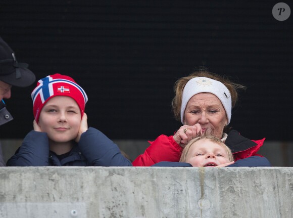 La princesse Ingrid Alexandra, la reine Sonja et le prince Sverre Magnus de Norvège à Holmenkollen pour la manche annuelle de Coupe du monde de saut à ski, le 9 mars 2014