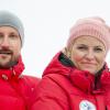 Le prince héritier Haakon et la princesse Mette-Marit de Norvège en couple à Holmenkollen le 9 mars 2014 pour la Coupe du monde de saut à ski.
