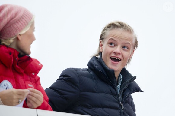 La princesse Mette-Marit de Norvège avec son fils Marius à Holmenkollen le 9 mars 2014 pour la Coupe du monde de saut à ski.