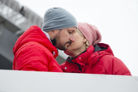 Le prince héritier Haakon et la princesse Mette-Marit de Norvège en amoureux à Holmenkollen le 9 mars 2014 pour la Coupe du monde de saut à ski.