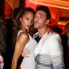 Noemie Lenoir et Maxime Dereymez s'amusent lors de l'inauguration du nouveau restaurant de l'Hôtel Vernet à Paris. 20 mars 2014