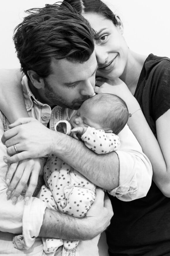 Dorothée Gilbert et James Bort posent avec leur petite Lily, née il y a quelques jours, mars 2014.