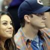 Mila Kunis et Ashton Kutcher : plus amoureux que jamais lorsqu'ils assistent au match opposant Detroit Pistons et Los Angeles Clippers, au Staples Center, Los Angeles, le samedi 22 mars 2014