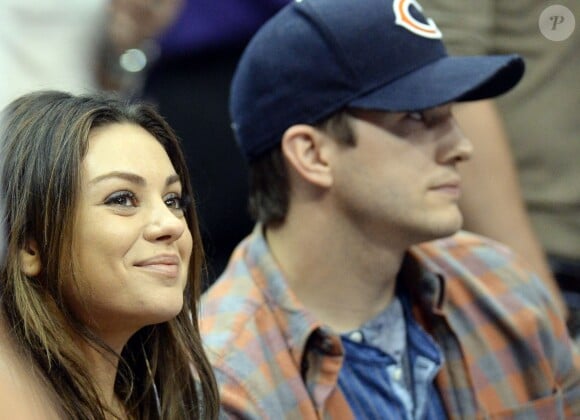 Mila Kunis et Ashton Kutcher : plus amoureux que jamais lorsqu'ils assistent au match opposant Detroit Pistons et Los Angeles Clippers, au Staples Center, Los Angeles, le samedi 22 mars 2014