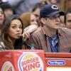 Mila Kunis et Ashton Kutcher : Amoureux complices et tendres lorsqu'ils assistent au match opposant Detroit Pistons et Los Angeles Clippers, au Staples Center, Los Angeles, le samedi 22 mars 2014