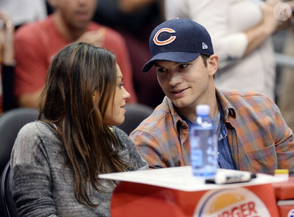 Mila Kunis et Ashton Kutcher : Regards complices pour les amoureux lorsqu'ils assistent au match opposant Detroit Pistons et Los Angeles Clippers, au Staples Center, Los Angeles, le samedi 22 mars 2014