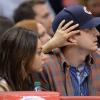 Mila Kunis et Ashton Kutcher : gestes tendres lorsqu'ils assistent au match opposant Detroit Pistons et Los Angeles Clippers, au Staples Center, Los Angeles, le samedi 22 mars 2014