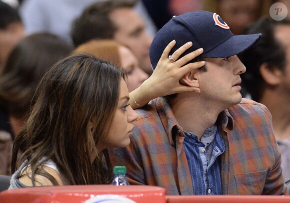 Mila Kunis et Ashton Kutcher : gestes tendres lorsqu'ils assistent au match opposant Detroit Pistons et Los Angeles Clippers, au Staples Center, Los Angeles, le samedi 22 mars 2014