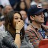 Mila Kunis et Ashton Kutcher : Amoureux complices et tendres lorsqu'ils assistent au match opposant Detroit Pistons et Los Angeles Clippers, au Staples Center, Los Angeles, le samedi 22 mars 2014