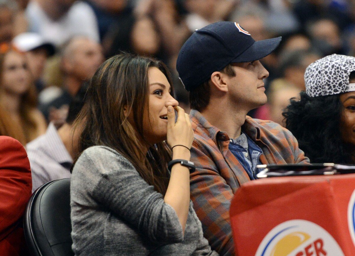 Vid O Mila Kunis Et Ashton Kutcher Assistent Au Match Opposant Detroit Pistons Et Los Angeles