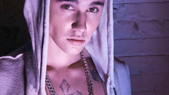 Justin Bieber, intenable : Le bad boy se fait tatouer en plein vol !