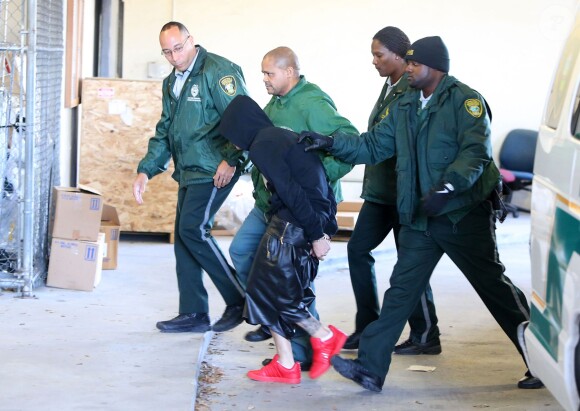 Exclusif -  Justin Bieber menotté arrive au commissariat à Miami, le 23 janvier 2014.