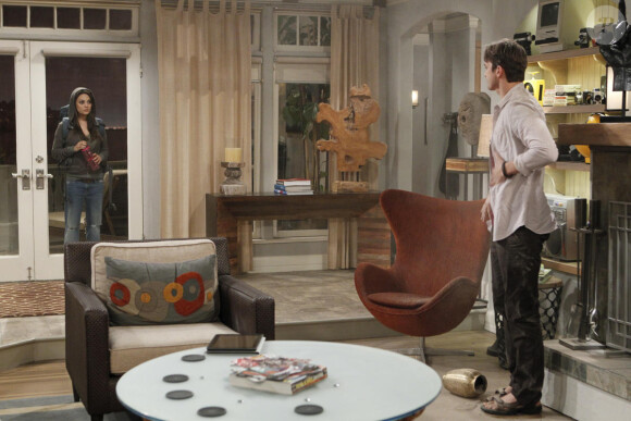 La série Mon oncle Charlie avec Ashton Kutcher (Walden) et Mila Kunis en invitée spéciale, dans la peau de Vivian - épisode diffusé le 10 avril 2014 aux Etats-Unis sur CBS