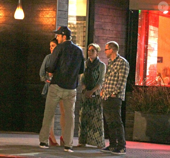 Ashton Kutcher et Mila Kunis dînent avec Jon Cryer (partenaire de Kutcher dans Mon oncle Charlie) avec sa femme à Los Angeles le 12 mars 2014
