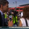 Michael Waltrip, légende du NASCAR reconverti comme consultant pour la FOX, croit interviewer Donna Summer le 23 mars 2014 lors du NASCAR Auto Club 400 à Fontana