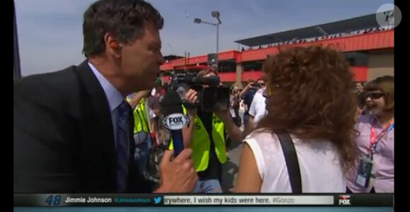 Michael Waltrip, légende du NASCAR reconverti comme consultant pour la FOX, croit interviewer Donna Summer le 23 mars 2014 lors du NASCAR Auto Club 400 à Fontana