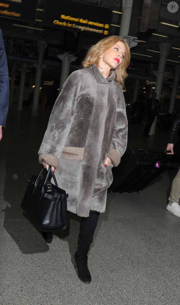 Kylie Minogue arrive à la gare de Londres en provenance de Paris, le 20 mars 2014.
