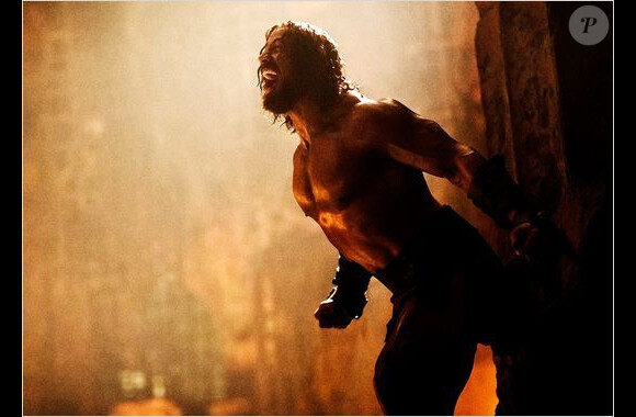 Dwayne Johnson se libère dans le film Hercule.