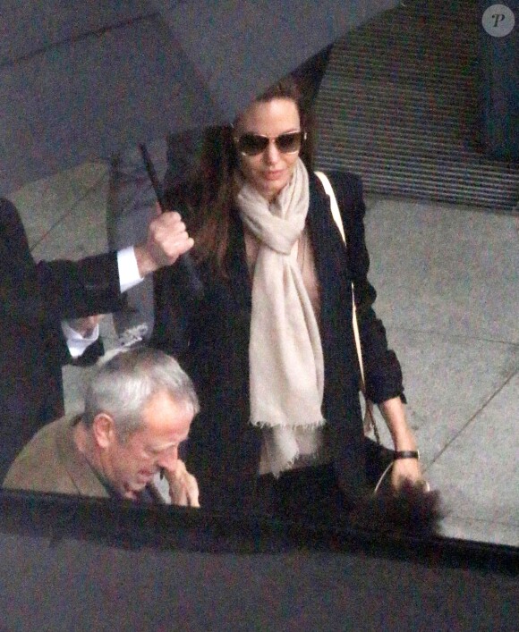 Angelina Jolie arrive avec deux de ses enfants à l'aéroport de Heathrow, à Londres, le 26 mars 2014.