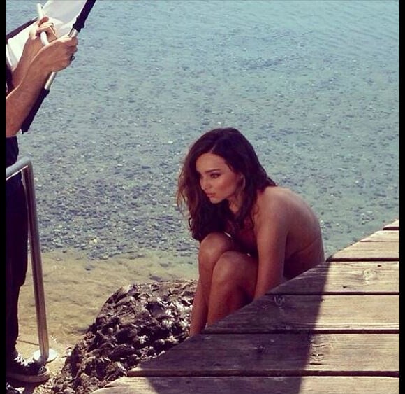 Sur Instagram, Miranda Kerr a posté cette photo d'elle, entièrement nue et en pleine séance photo.