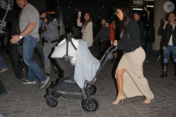 Kim Kardashian et sa fille North à l'aéroport de Los Angeles. Le 26 mars 2014.