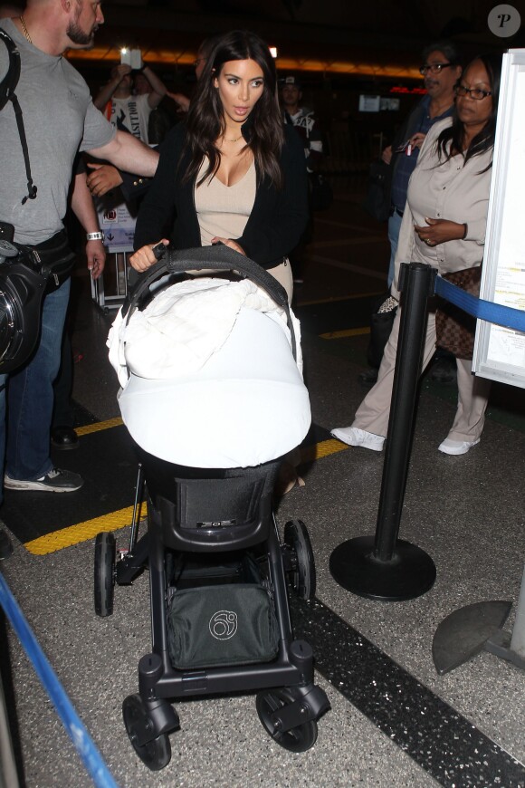 Kim Kardashian, de retour à Los Angeles avec sa fille North. Le 26 mars 2014.