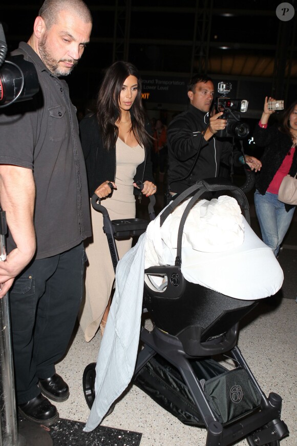 Kim Kardashian, de retour à Los Angeles avec sa fille North. Le 26 mars 2014.