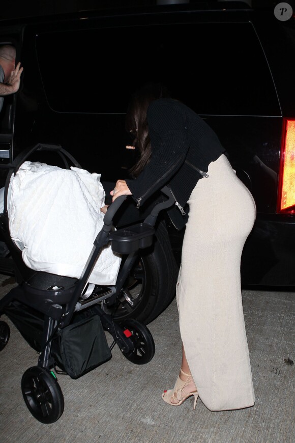 Kim Kardashian, de retour à Los Angeles avec sa fille North. Le 26 mars 2014.