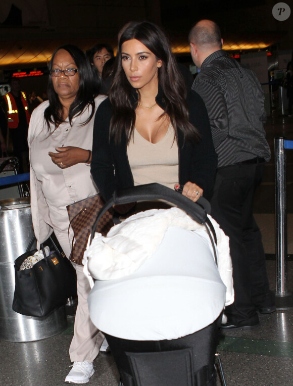 Kim Kardashian débarque à l'aéroport de Los Angeles avec sa fille North. Le 26 mars 2014.