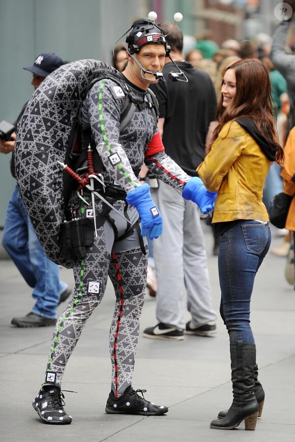 Megan Foxsur avec une tortue prête pour la performance capture, sur le tournage de "Teenage Mutant Ninja Turtles" à New York, le 20 mai 2013.