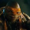 Michelangelo (reconnaissable à son bandeau orange) dans Teenage Mutant Ninja Turtles (Les Tortues Ninjas).
