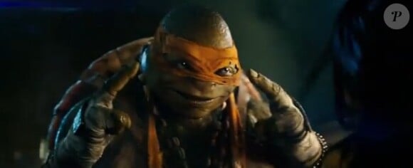 Michelangelo (reconnaissable à son bandeau orange) dans Teenage Mutant Ninja Turtles (Les Tortues Ninjas).