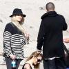 Ashlee Simpson et Evan Ross sur une plage de Los Angeles avec Diana Ross à Malibu, le 28 mars 2014.