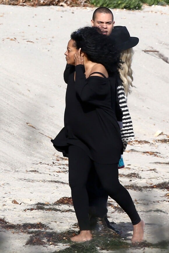Les jeunes fiancés Ashlee Simpson et Evan Ross lors d'une session plage avec Diana Ross à Malibu, le 28 mars 2014.