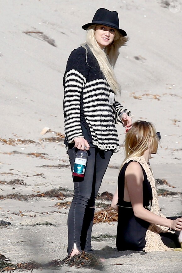 Les jeunes fiancés Ashlee Simpson et Evan Ross lors d'une session plage avec Diana Ross à Malibu, le 28 mars 2014.