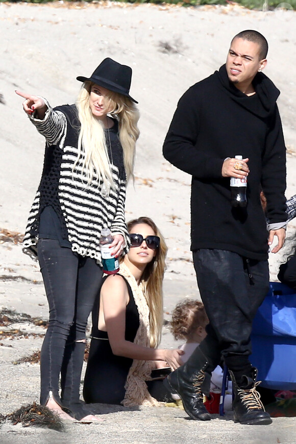 Les jeunes fiancés Ashlee Simpson et Evan Ross lors d'une session plage avec Diana Ross à Malibu, le 28 mars 2014.