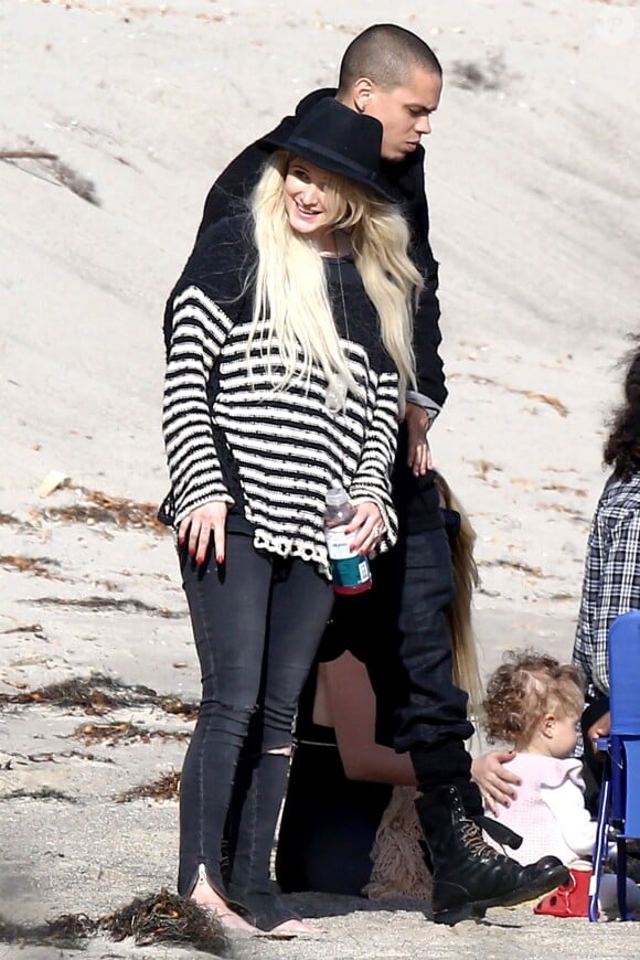 Les jeunes fiancés Ashlee Simpson et Evan Ross lors d'une session plage avec Diana Ross à Malibu, le 28 mars 2014.