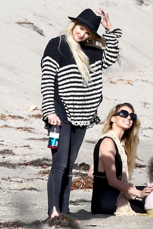 Les jeunes fiancés Ashlee Simpson et Evan Ross lors d'une session plage avec Diana Ross à Malibu, le 28 mars 2014.