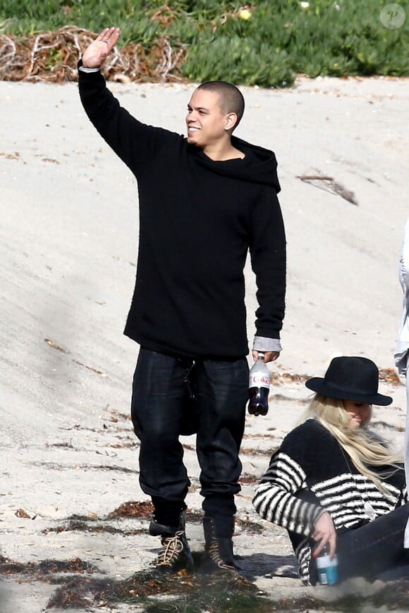 Les jeunes fiancés Ashlee Simpson et Evan Ross lors d'une session plage avec Diana Ross à Malibu, le 28 mars 2014.